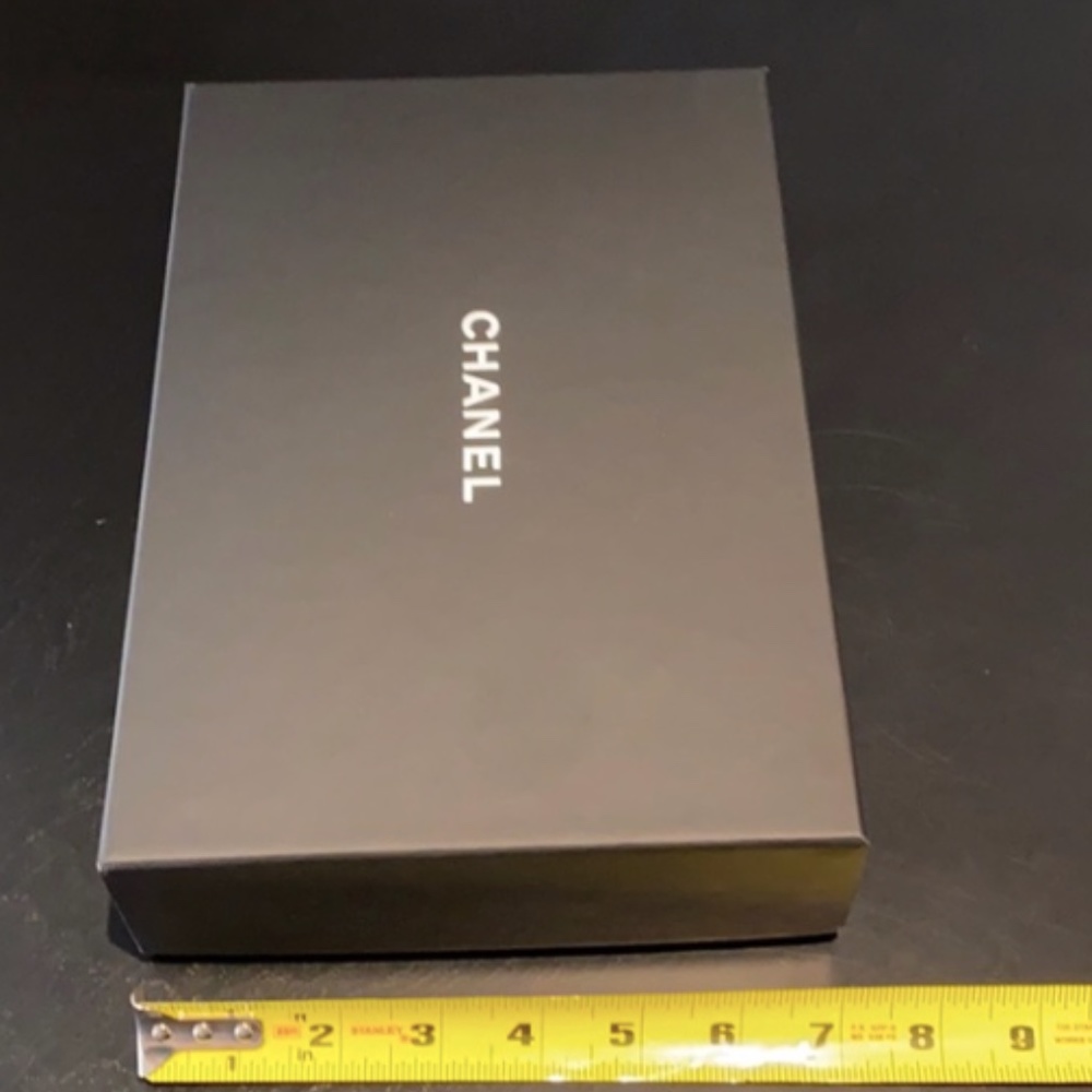 Chanel Gift Black Medium Box - Picture 5 of 6